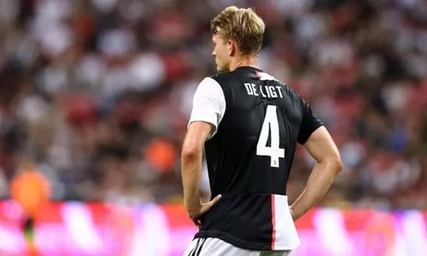 CĐV Man Utd hả hê nhìn De Ligt mắc sai lầm - Bóng Đá