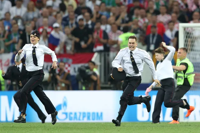 Nhóm nhạc Nga xông vào sân, gián đoạn chung kết World Cup - Bóng Đá