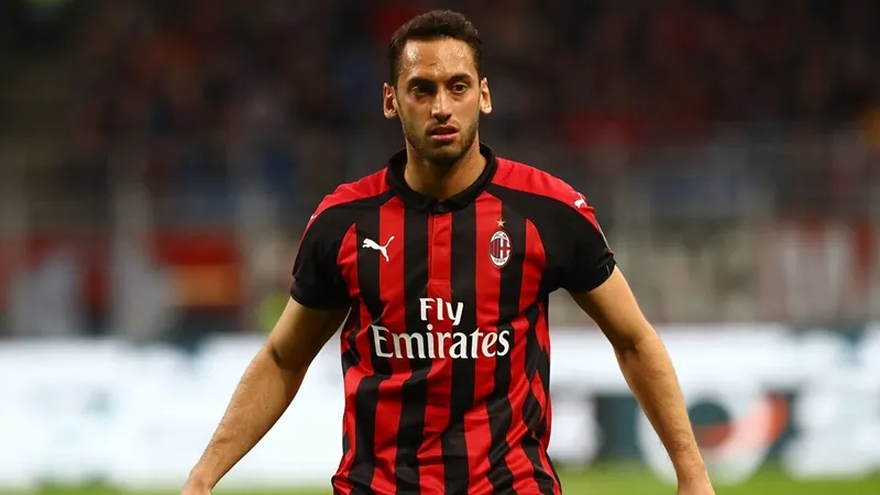 AC Milan ra giá bán Hakan Calhanoglu - Bóng Đá