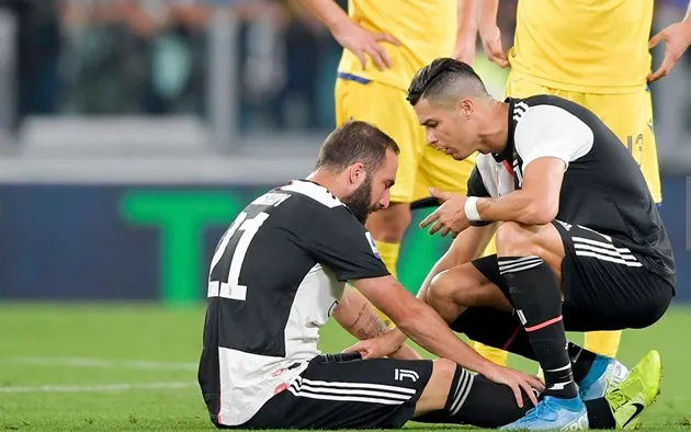 Higuain bật khóc trong ngày Juventus chạm trán Hellas Verona - Bóng Đá