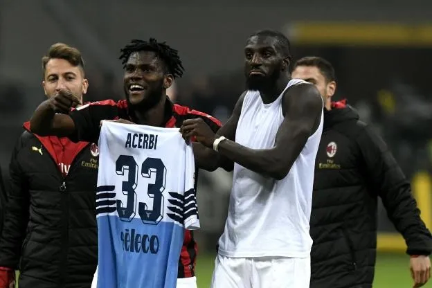 Gennaro Gattuso thay mặt cầu thủ xin lỗi Acerbi vì hành động giơ áo ăn mừng - Bóng Đá