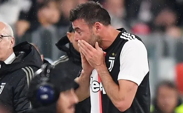 Chùm ảnh: Cây trường sinh Barzagli rơi lệ trong ngày chia tay Juventus - Bóng Đá