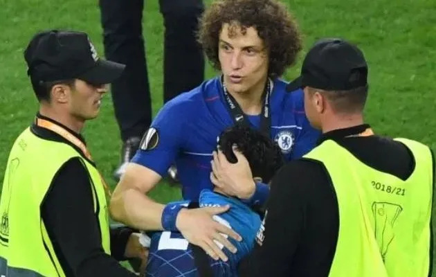 David Luiz bảo vệ cậu bé chạy xuống sân trước các nhân viên an ninh - Bóng Đá