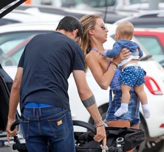 Alvaro Morata and stunning wife put on brave faces on trip out with twins as couple plan to move house after horrifying raid - Bóng Đá