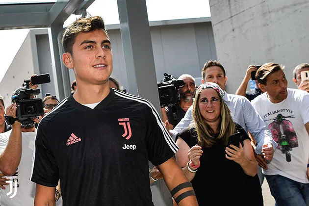 Dybala arrives back for Juve ẢNH - Bóng Đá