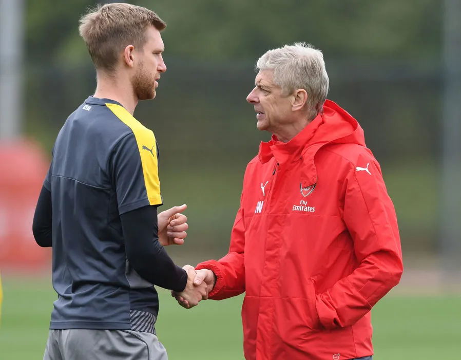 wenger hỏi thăm các cầu thủ trong buổi tập - Bóng Đá