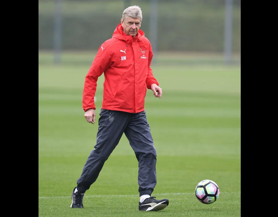 wenger hỏi thăm các cầu thủ trong buổi tập - Bóng Đá