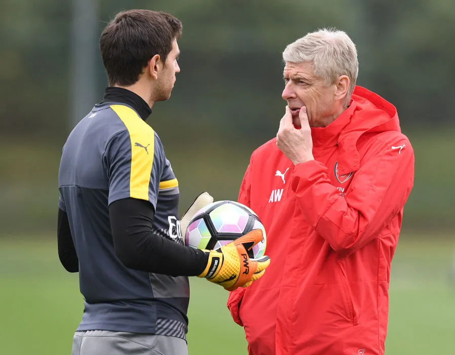 wenger hỏi thăm các cầu thủ trong buổi tập - Bóng Đá