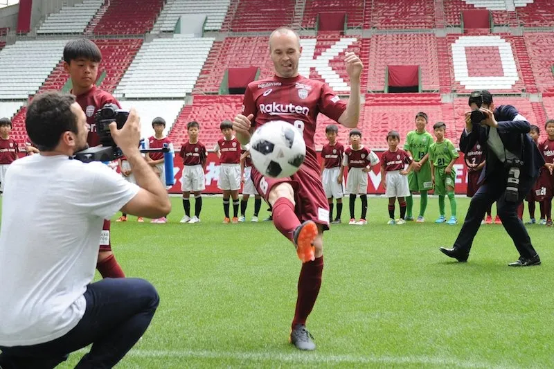 Iniesta ra mắt CĐV Vissel Kobe - Bóng Đá