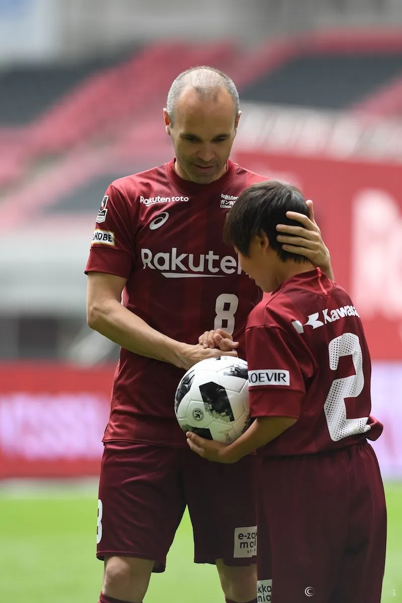 Iniesta ra mắt CĐV Vissel Kobe - Bóng Đá