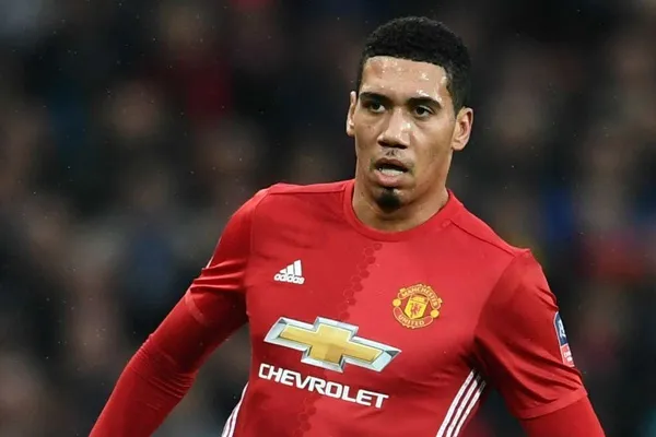 Arsenal chiêu mộ Smalling - Bóng Đá