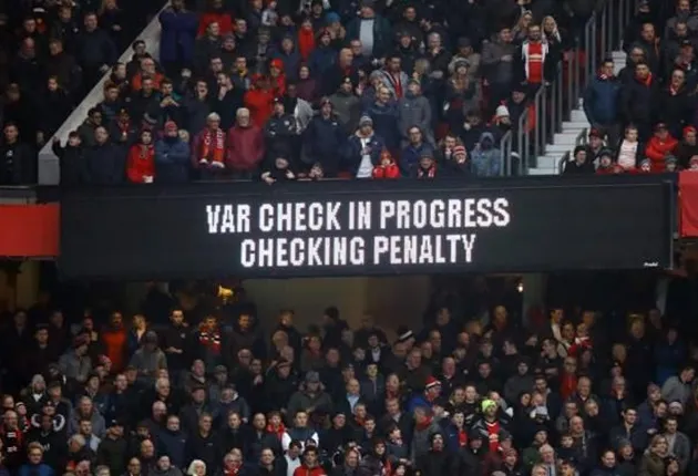 Khán giả Old Trafford bực bội vì VAR - Bóng Đá