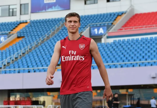 AC Milan want Arsenal midfielder Krystian Bielik - Bóng Đá