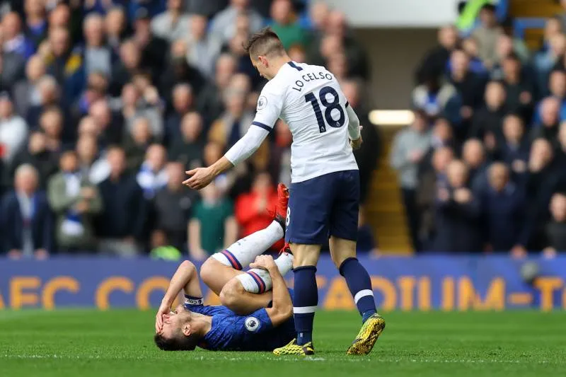 Cesar Azpilicueta reacts to VAR not sending off Giovani Lo Celso - Bóng Đá