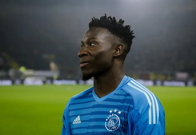 Edwin van der Saar warns Chelsea and Man Utd over Andre Onana & Donny van de Beek transfer pursuits - Bóng Đá