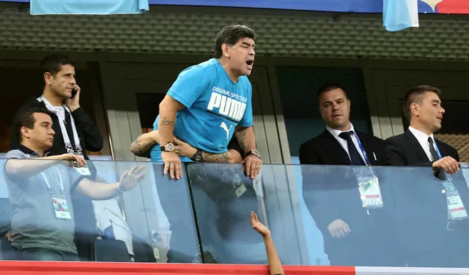 FIFA yêu cầu Diego Maradona tôn trọng người hâm mộ - Bóng Đá