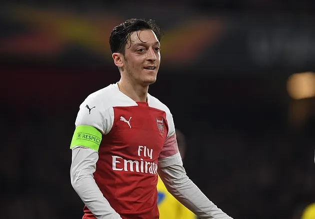 Mesut Ozil tiếp tục được đồng đội lên tiếng bênh vực - Bóng Đá