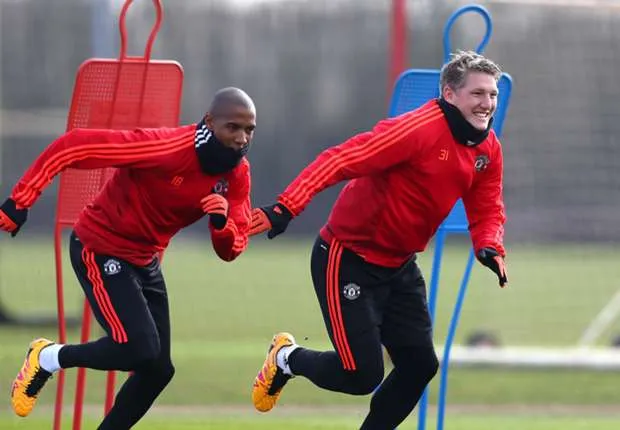 bastian-schweinsteiger-ashley-young-manchester-united-training_1e78e6md4lwf41skn86gjyn15i