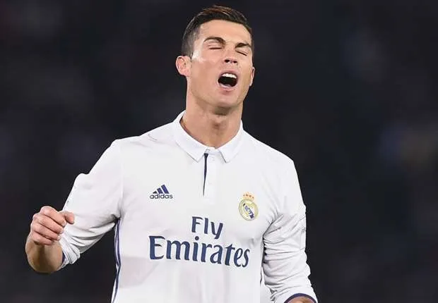 Trọng tài giúp Ronaldo thoát án treo giò? - Bóng Đá