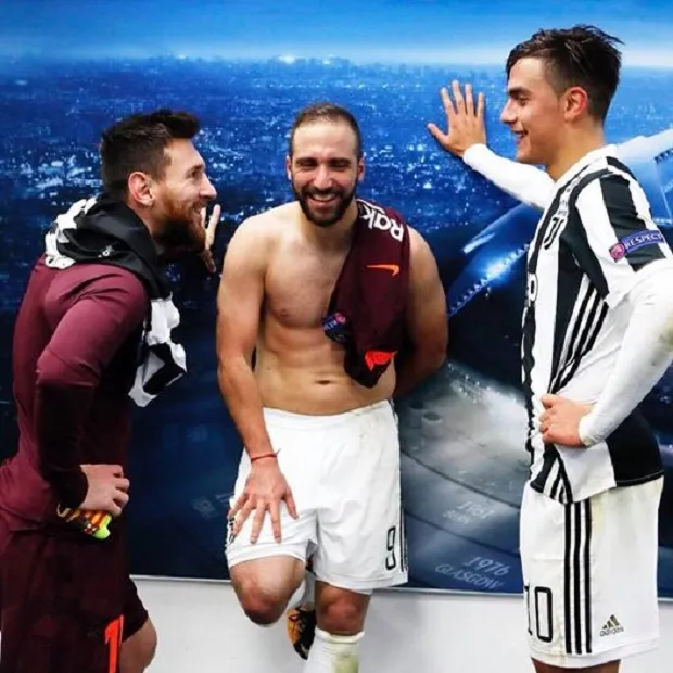 Higuain bị 'dìm' tơi tả trong tấm hình chụp cùng Messi - Bóng Đá