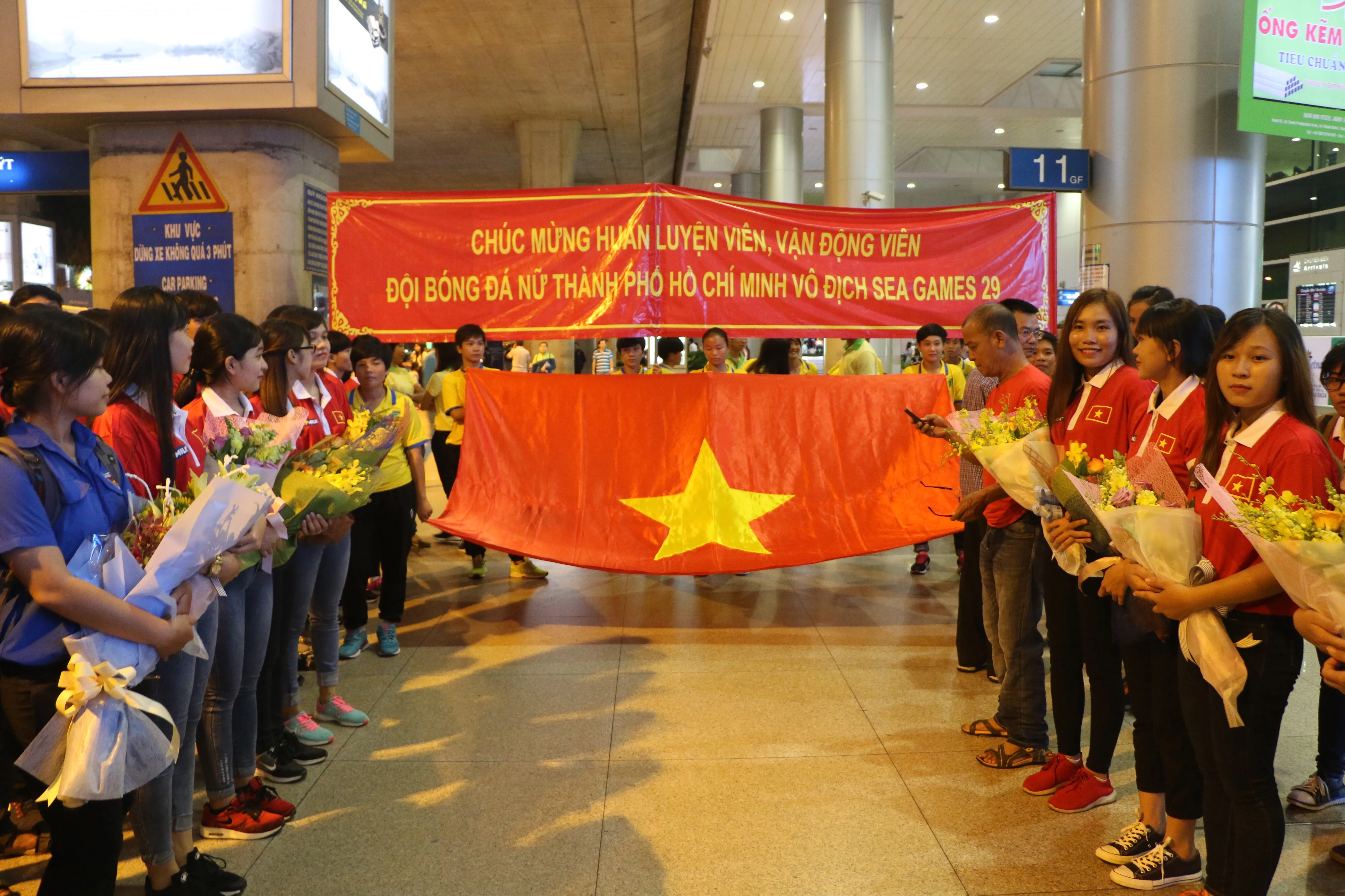 Đội tuyển bóng đá nữ Việt Nam về nước: 