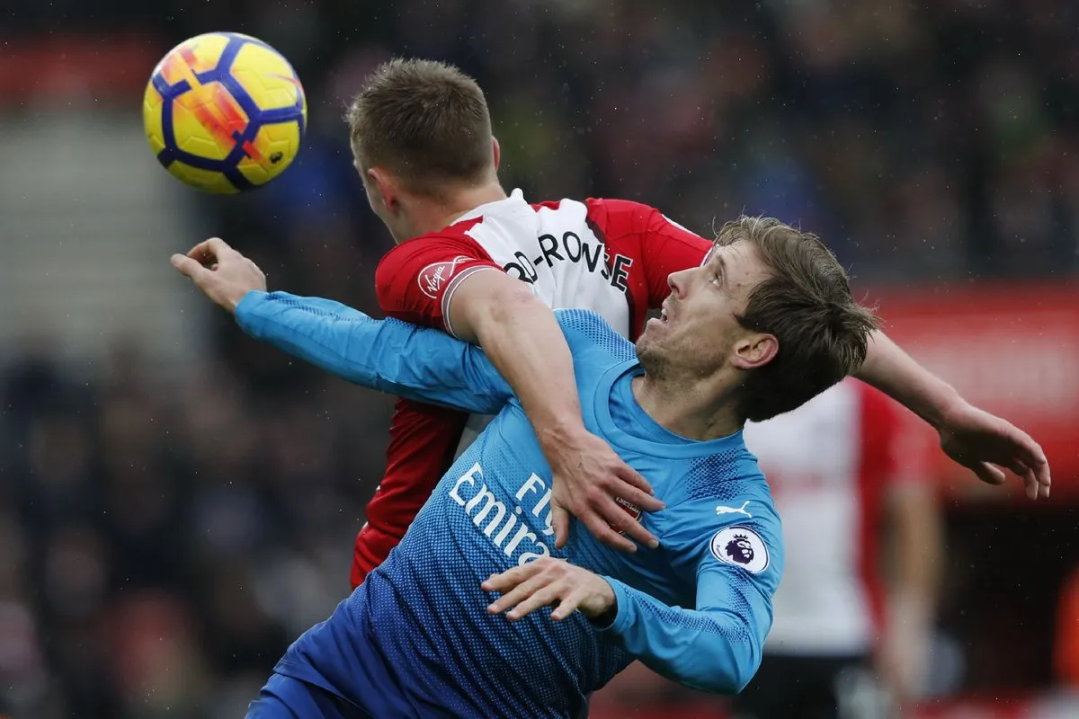 Giroud sắm vai người hùng, Arsenal thoát thua ngoạn mục - Bóng Đá