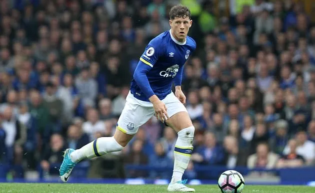 Chùm ảnh: Ross Barkley bị đánh sưng húp, bầm tím mắt - Bóng Đá