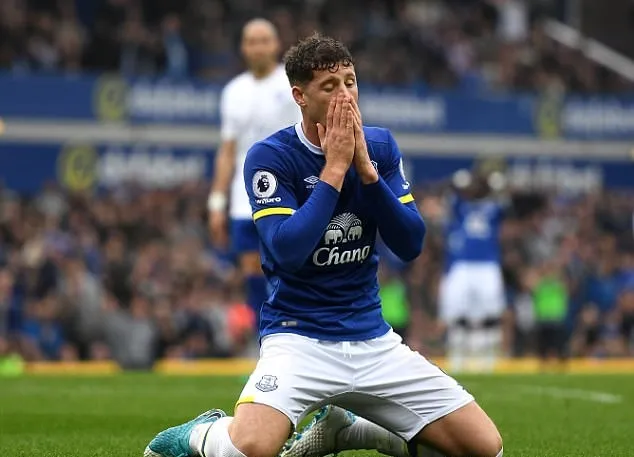 Chùm ảnh: Ross Barkley bị đánh sưng húp, bầm tím mắt - Bóng Đá