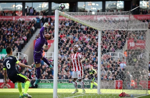 Chấm điểm Arsenal trận thắng Stoke City: 'Ngả mũ' trước Sanchez - Bóng Đá