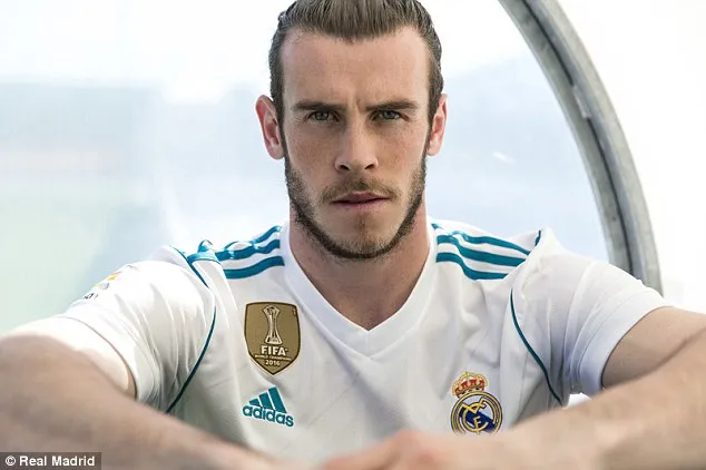 Chùm ảnh: Bale & Benzema ra mắt áo đấu mới của Real Madrid, M.U hết cơ hội - Bóng Đá