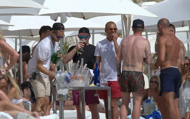 Rooney dắt vợ đi biển, nhấm nháp ngụm bia với cựu sao Quỷ đỏ - Bóng Đá