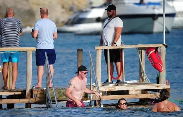 Rooney dắt vợ đi biển, nhấm nháp ngụm bia với cựu sao Quỷ đỏ - Bóng Đá