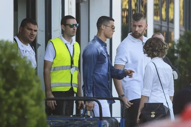 Ronaldo dắt đại gia đình và bạn gái đi nghỉ mát - Bóng Đá