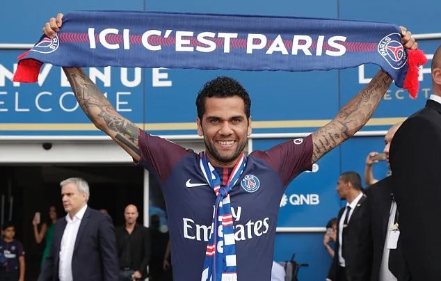 Ra mắt PSG, Dani Alves được chào đón như ông hoàng - Bóng Đá