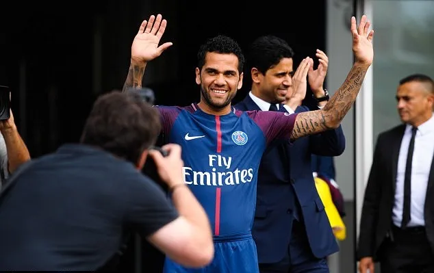 Ra mắt PSG, Dani Alves được chào đón như ông hoàng - Bóng Đá