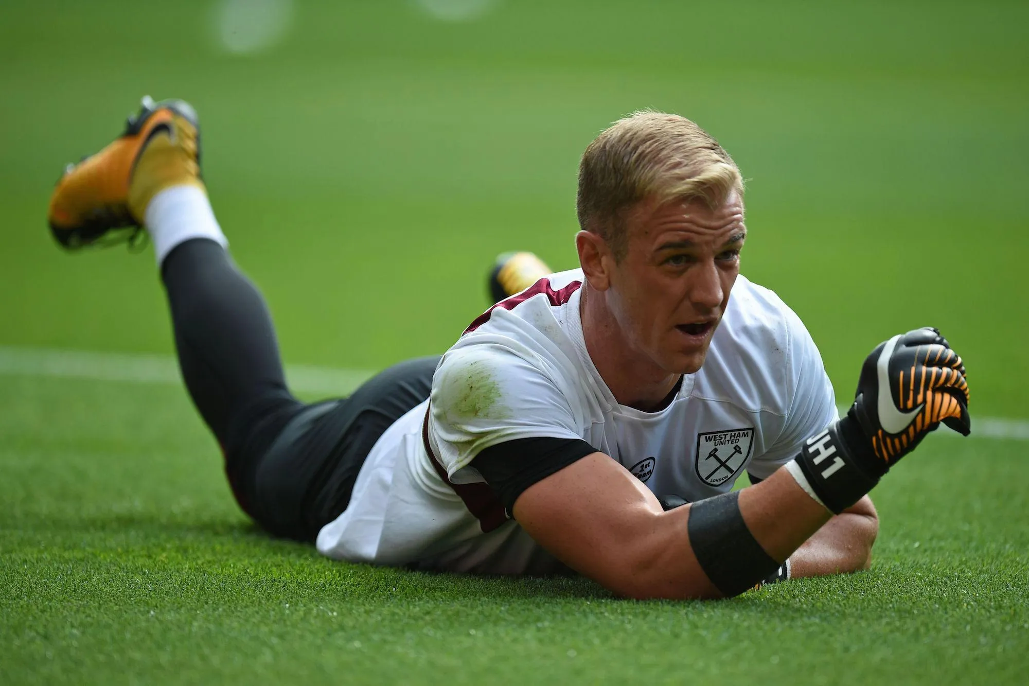 Joe Hart khoe hình xăm cực chất, copy Dybala - Bóng Đá