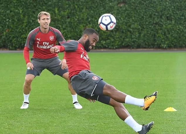 Wilshere tái xuất, Arsenal tập luyện trong mưa rào - Bóng Đá