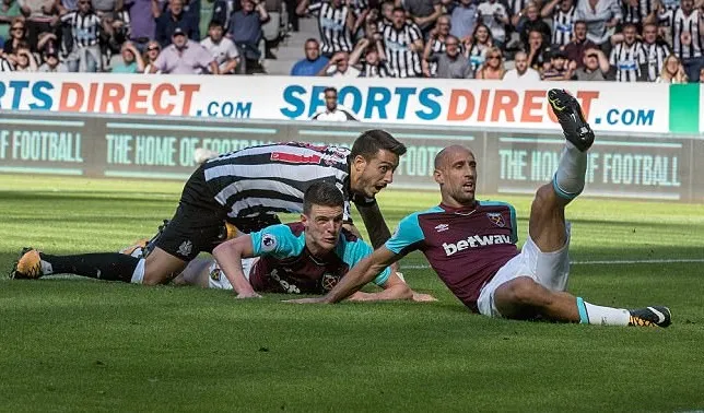 Newcastle 3-0 West Ham: 'Chích chòe' chôn vùi Chicharito và đồng đội - Bóng Đá