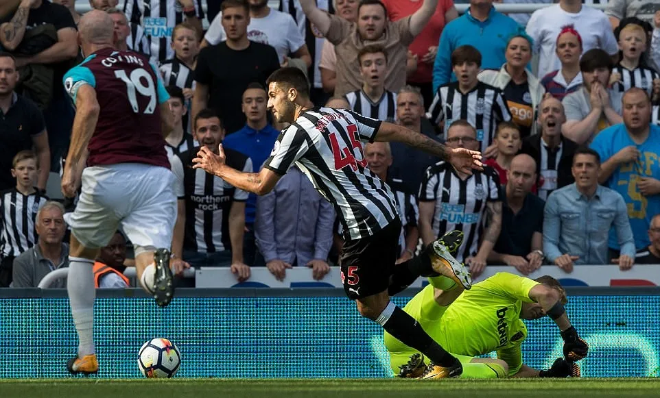 Newcastle 3-0 West Ham: 'Chích chòe' chôn vùi Chicharito và đồng đội - Bóng Đá