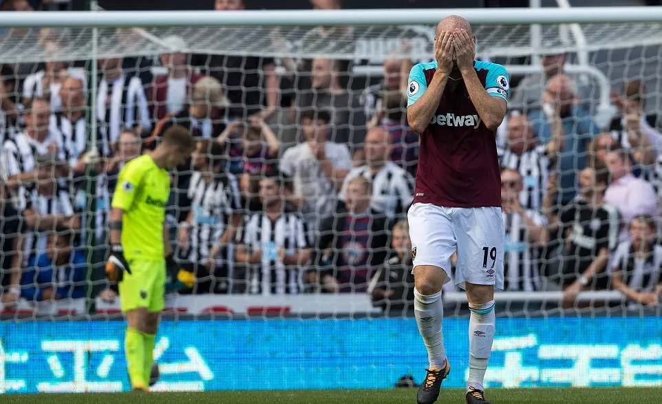 Newcastle 3-0 West Ham: 'Chích chòe' chôn vùi Chicharito và đồng đội - Bóng Đá