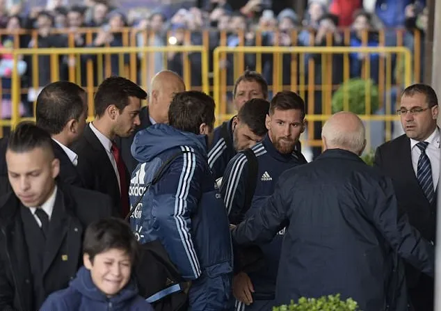 Messi bị vây kín khi đặt chân đến Uruguay - Bóng Đá