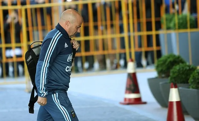 Messi bị vây kín khi đặt chân đến Uruguay - Bóng Đá