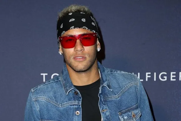 Gạt sầu Cavani, Neymar ăn mặc thời thượng dự sự kiện - Bóng Đá