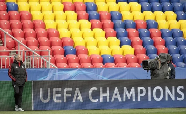 Mourinho trầm tư trên sân tập M.U trước trận chiến CSKA Moscow - Bóng Đá