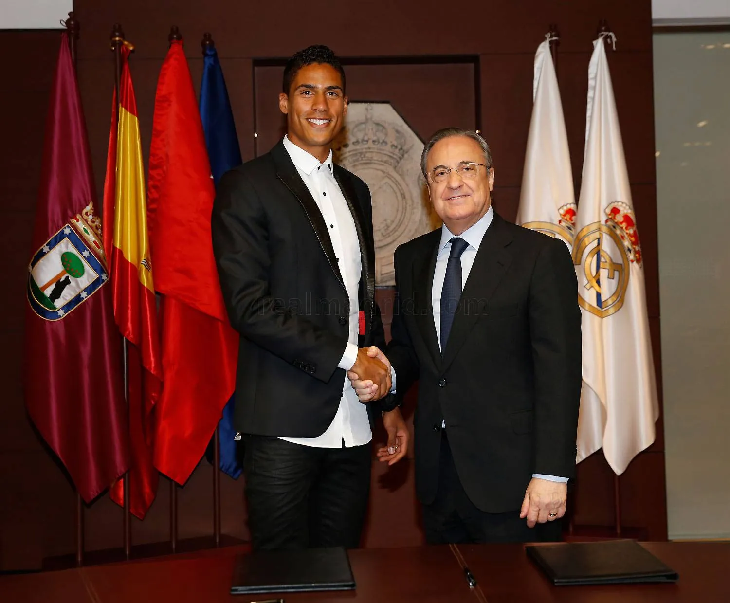 Raphael Varane rạng rỡ gia hạn hợp đồng với Real Madrid - Bóng Đá