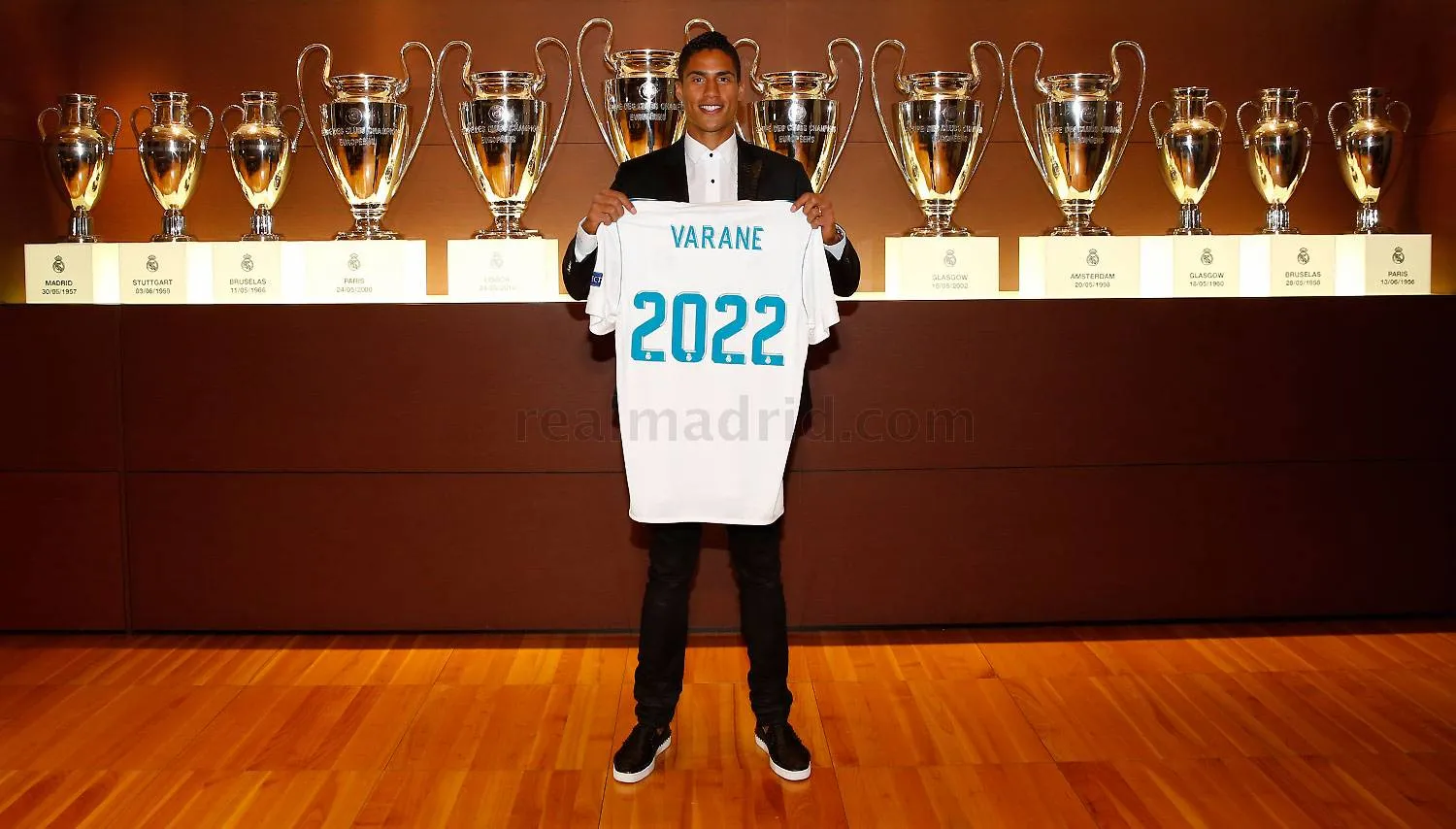 Raphael Varane rạng rỡ gia hạn hợp đồng với Real Madrid - Bóng Đá