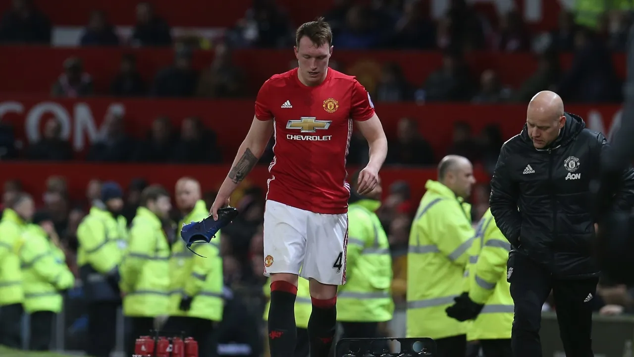 NÓNG: Phil Jones chấn thương, M.U nguy to - Bóng Đá