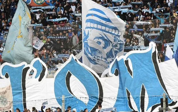 CĐV Marseille treo băng rôn đòi tống cổ Evra sau cú đá bạo lực - Bóng Đá