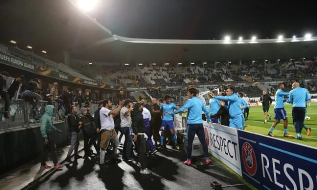 CĐV Marseille treo băng rôn đòi tống cổ Evra sau cú đá bạo lực - Bóng Đá