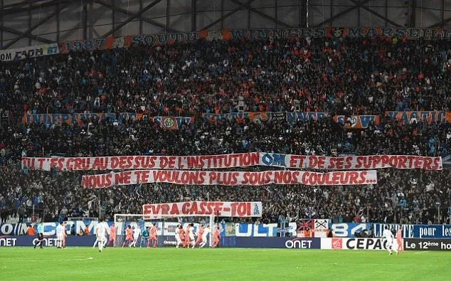 Marseille tự xấu hổ vì hình ảnh Evra - Bóng Đá